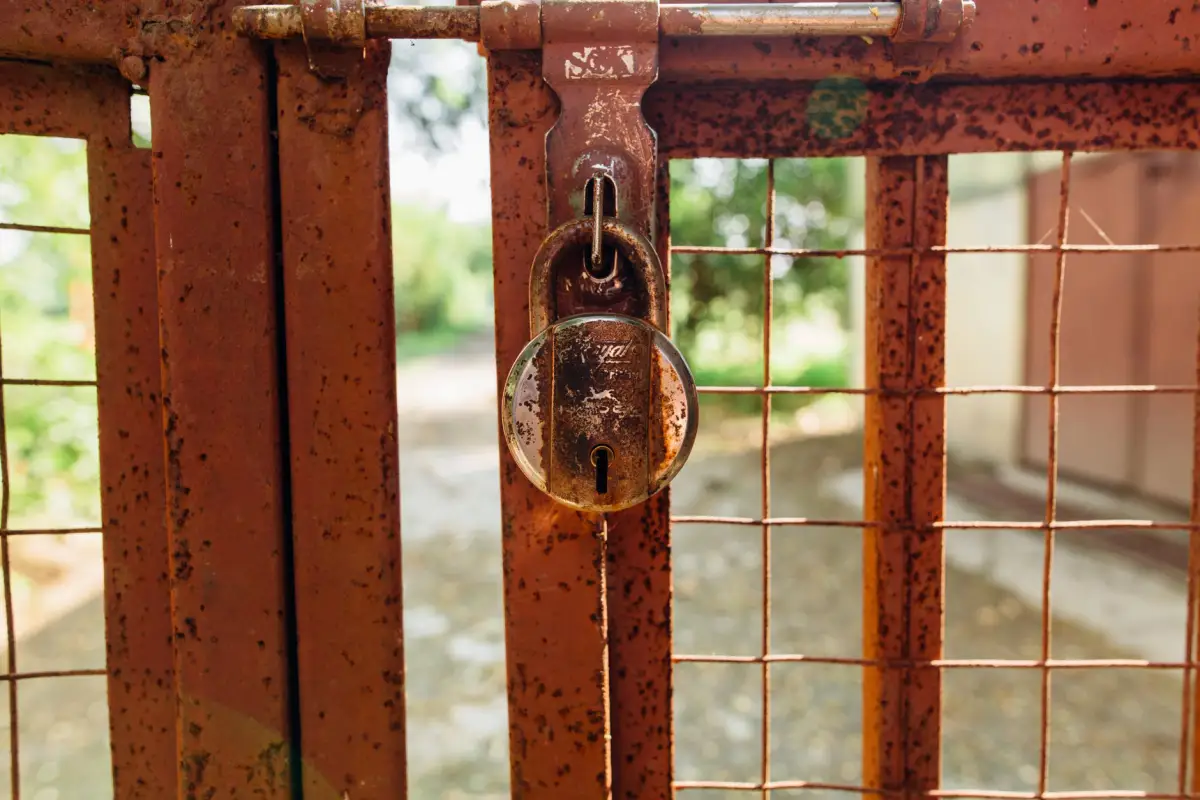 A failed latch and chain on a metal gate